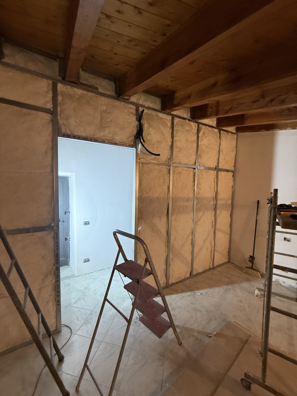 Parete in cartongesso in lavorazione